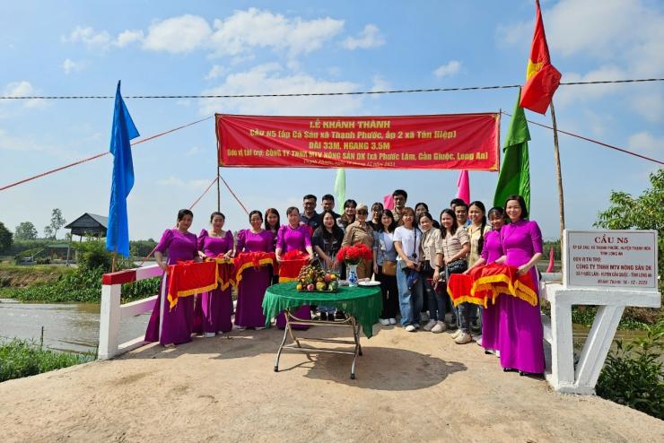 Building a new 33m bridge in Thanh Phuoc Commune, Thanh Hoa District, Long An Province, Vietnam, in 2023