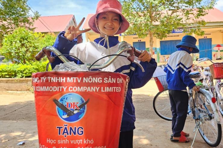 June 2024 : DK sponsored 31 bicycles and 103 meaningful gifts for pupils of Ea Tar commune, Cư M’gar District, Daklak City, Vietnam